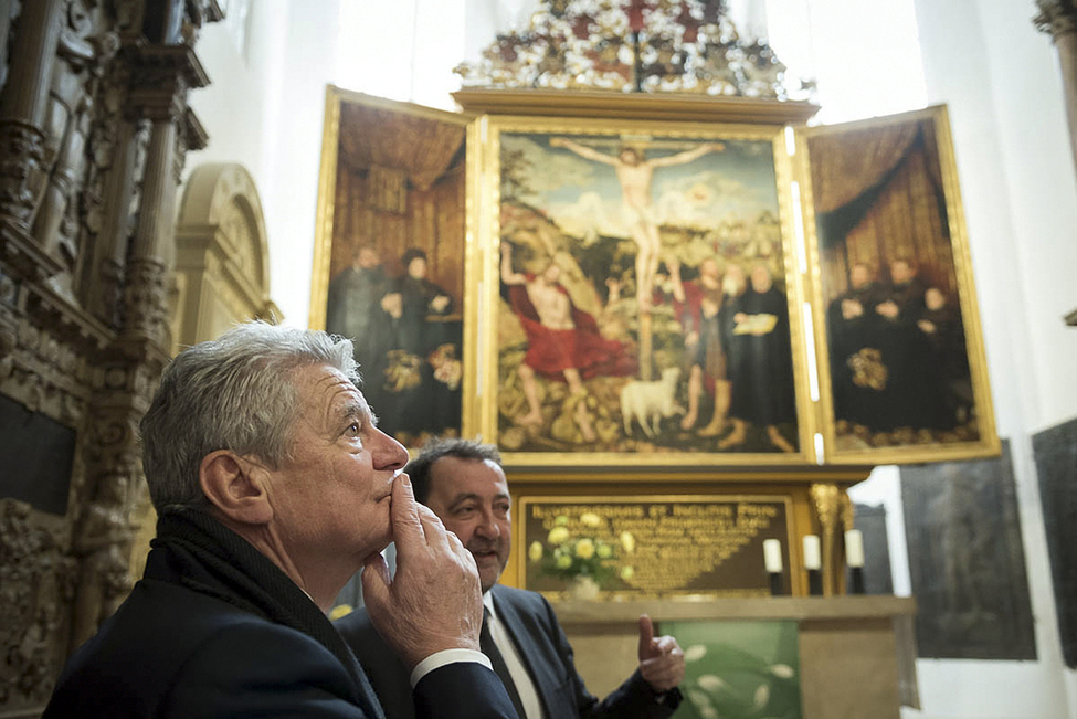Bundespräsident Joachim Gauck beim Rundgang durch die Stadtkirche St. Peter und Paul mit Pfarrer Henrich Herbst anlässlich des Besuchs in Weimar  
