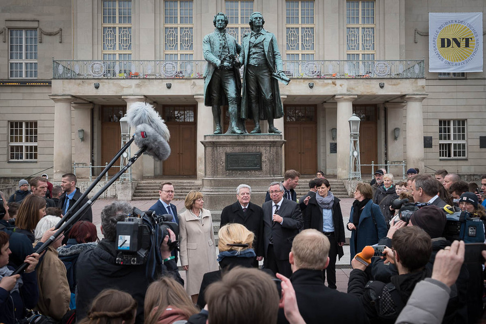 Bundespräsident Joachim Gauck und Daniela Schadt beim Stadtrundgang mit Oberbürgermeister Stefan Wolf und Ministerpräsident Bodo Ramelow über den Theaterplatz am Goethe-Schiller-Denkmal vorbei anlässlich des Besuchs in Weimar