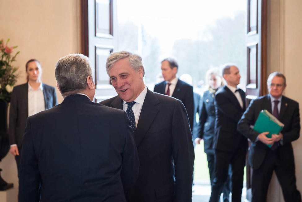 Bundespräsident Joachim Gauck begrüßt den Präsidenten des Europäischen Parlaments, Antonio Tajani, in der Einganshalle von Schloss Bellevue 