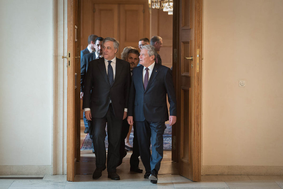 Bundespräsident Joachim Gauck beim Gang ins Amtszimmer mit dem Präsidenten des Europäischen Parlaments, Antonio Tajani, in Schloss Bellevue 