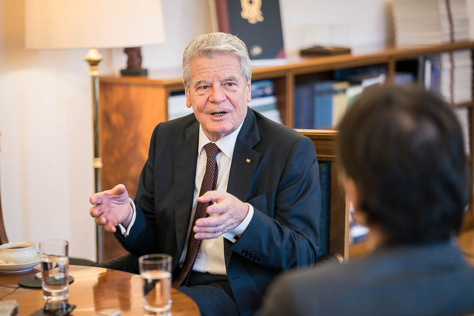 Bundespräsident Joachim Gauck bei einem Interview mit Marc Hujer und Klaus Brinkbäumer vom Spiegel Magazin im Amtszimmer von Schloss Bellevue 