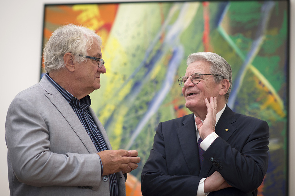 Bundespräsident Joachim Gauck im Austausch mit dem Stifter des Museums Barberini, Hasso Plattner, vor einem Gemälde von Gerhard Richter während des Rundgangs durch die Ausstellung im wiedererrichteten 'Palais Barberini' in Potsdam