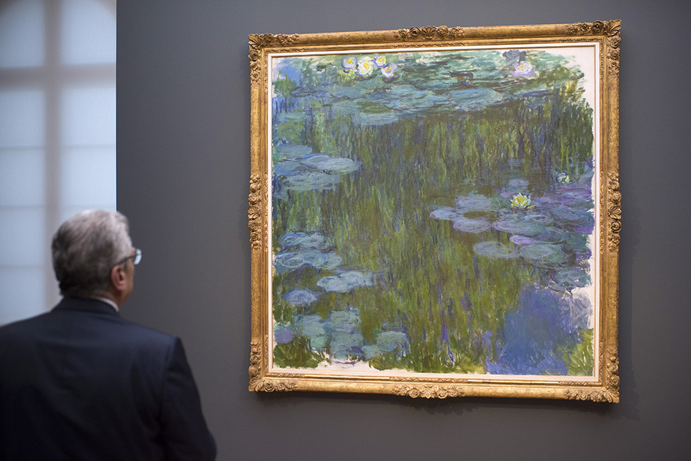 Bundespräsident Joachim Gauck bei der Betrachtung des Gemäldes 'Seerosen' von Claude Monet während des Rundgangs durch das Museum Barberini in Potsdam