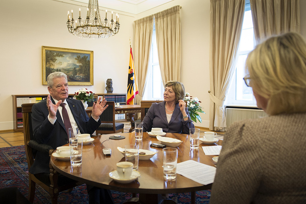 Bundespräsident Joachim Gauck und Daniela Schadt bei einem Interview mit Angelika Hellemann und Marion Horn von der Bild am Sonntag im Amtszimmer von Schloss Bellevue 