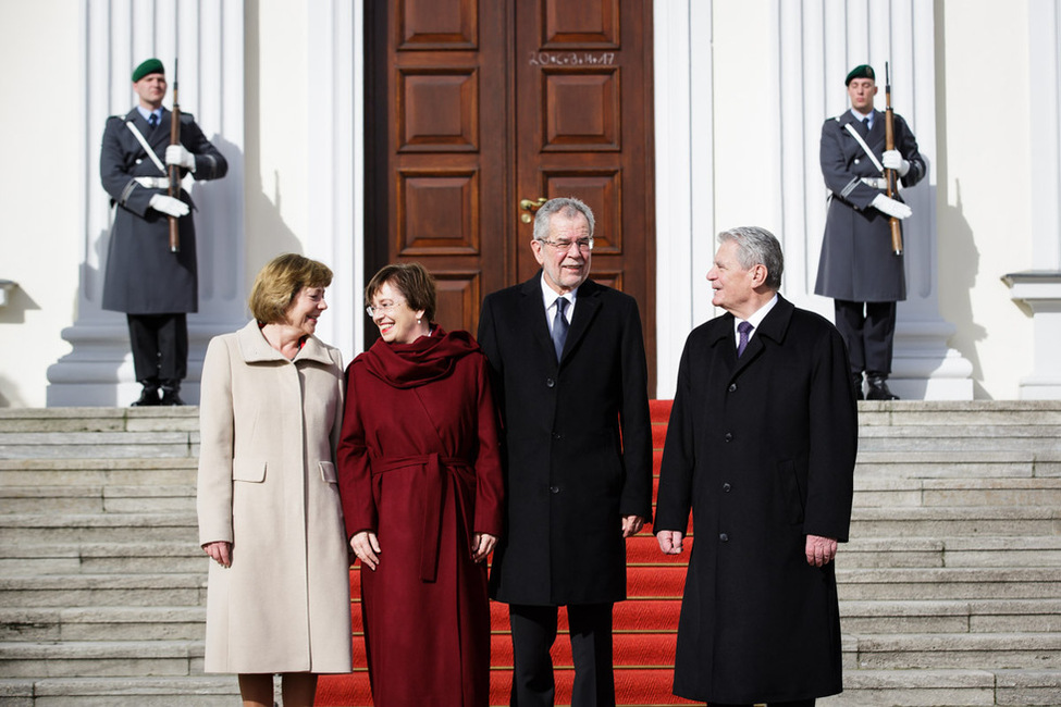 Bundespräsident Joachim Gauck und Daniela Schadt begrüßen den Präsidenten der Republik Österreich Alexander Van der Bellen und seine Frau Doris Schmidauer vor dem Schlossportal in Schloss Bellevue  