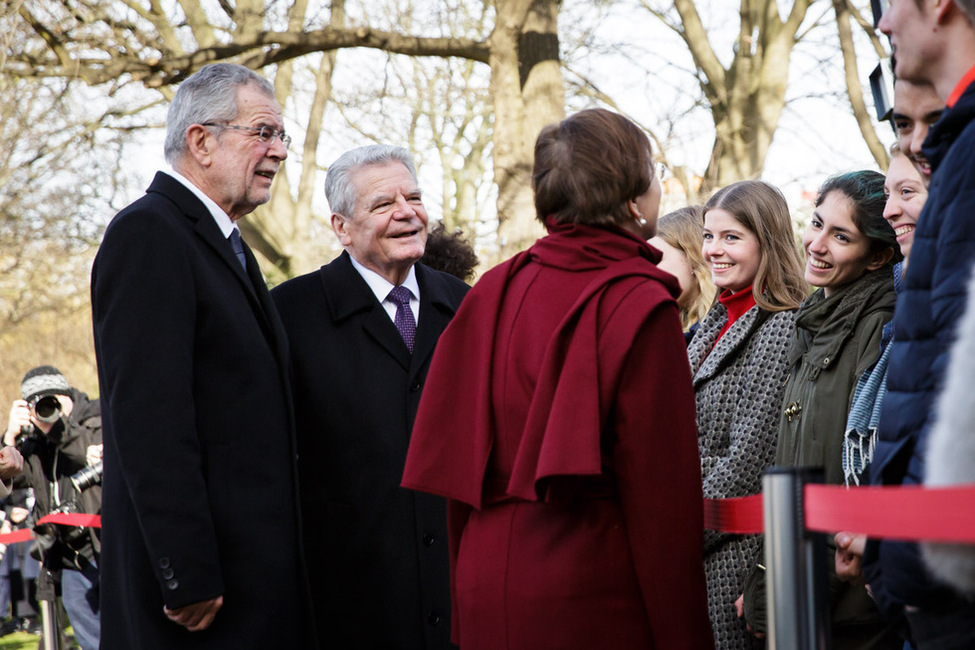 Bundespräsident Joachim Gauck und der Präsident der Republik Österreich Alexander Van der Bellen begegnen Schülerinnen und Schülern des Leibniz-Gymnasiums Berlin-Kreuzberg im Schlosspark von Schloss Bellevue  