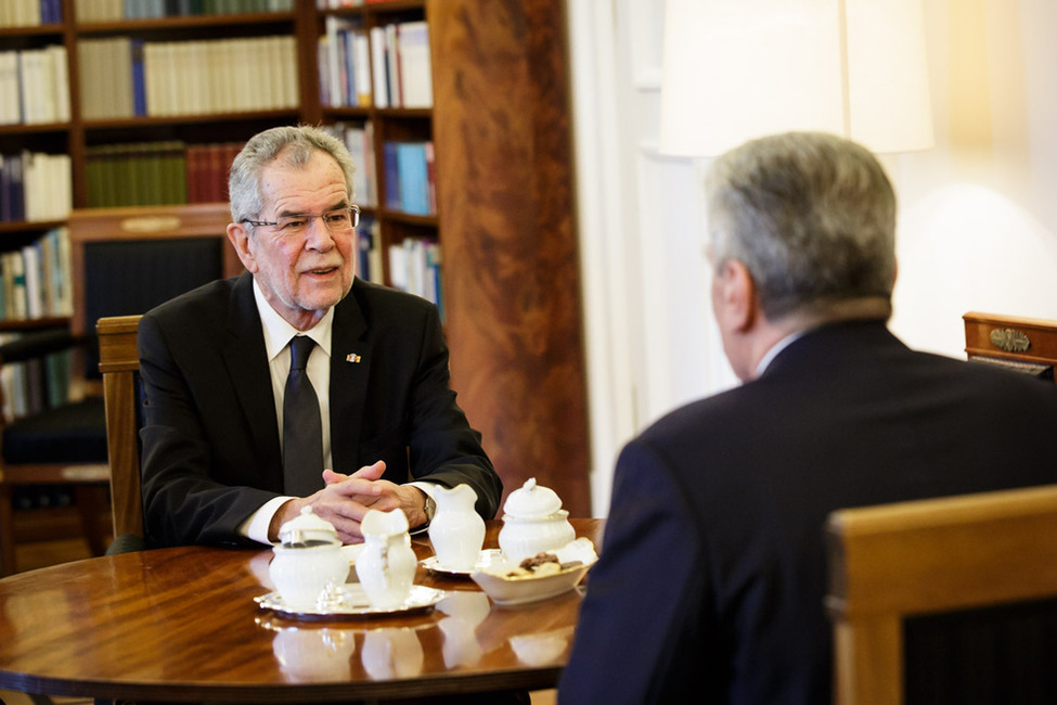 Bundespräsident Joachim Gauck beim Gespräch mit dem Präsidenten der Republik Österreich Alexander Van der Bellen im Amtszimmer von Schloss Bellevue  
