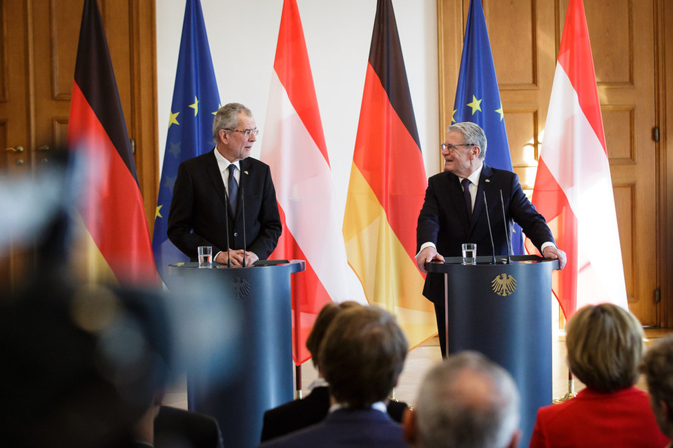 Bundespräsident Joachim Gauck und der Präsident der Republik Österreich Alexander Van der Bellen bei einer gemeinsamen Pressebegegnung in der Galerie von Schloss Bellevue  