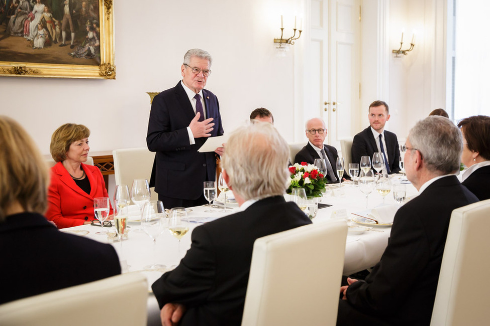 Bundespräsident Joachim Gauck hält eine Tischrede beim Mittagessen im Schinkelsaal anlässlich der Begrüßung mit militärischen Ehren des Präsidenten der Republik Österreich Alexander Van der Bellen in Schloss Bellevue  