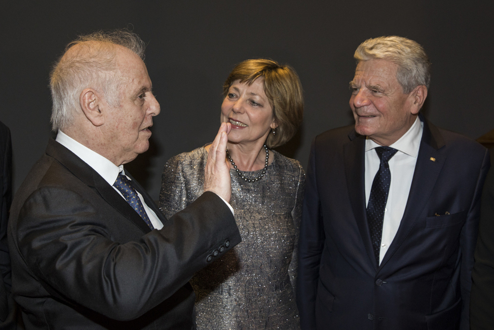 Bundespräsident Joachim Gauck und Daniela Schadt werden von Daniel Barenboim zum Festkonzert zur Eröffnung des Pierre Boulez Saals in der Barenboim-Said-Akademie begrüßt