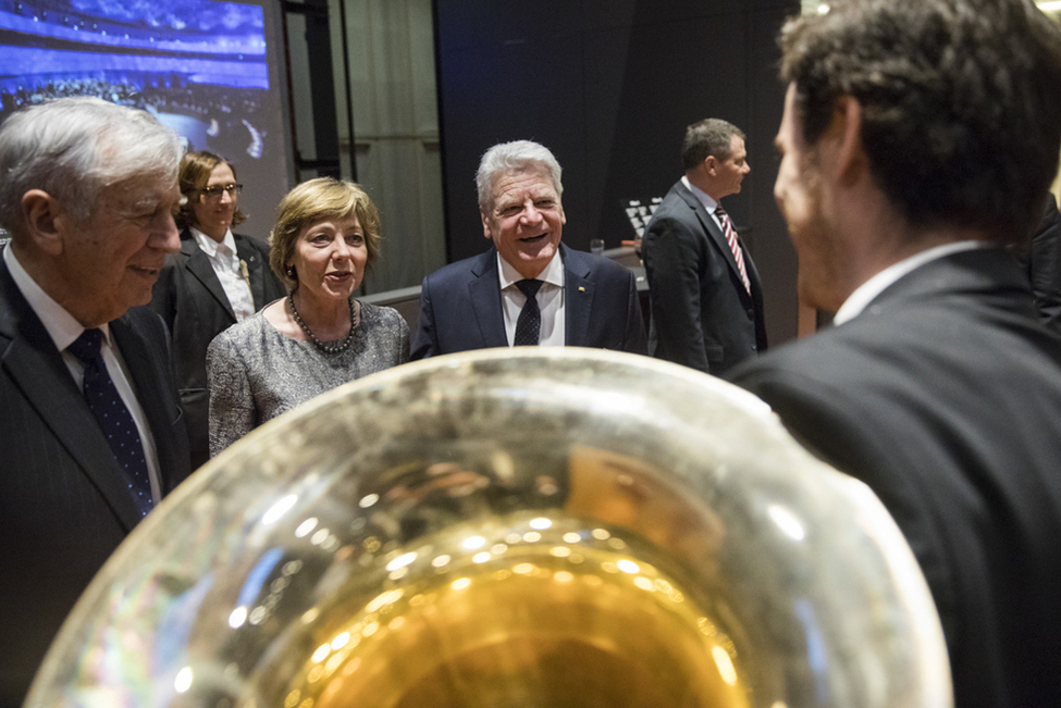 Bundespräsident Joachim Gauck und Daniela Schadt begegnen beim Festkonzert zur Eröffnung des Pierre Boulez Saals dem Direktor und Geschäftsführer der Barenboim-Said Akademie, Michael Naumann, und einem Musiker 