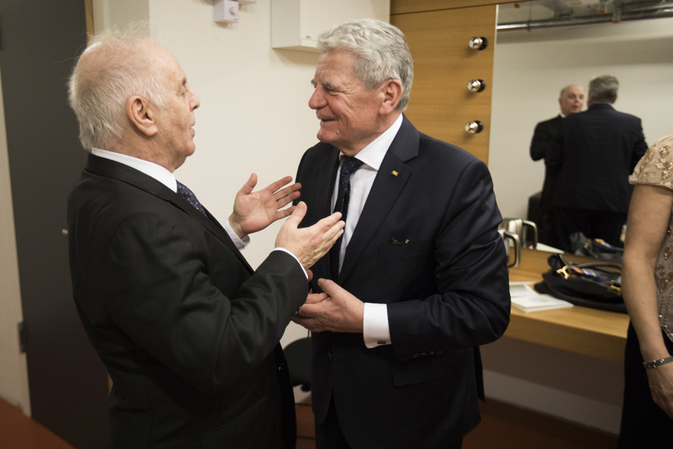Bundespräsident Joachim Gauck begegnet dem Dirigenten Daniel Barenboim in einer Konzertpause während des Festkonzerts zur Eröffnung des Pierre Boulez Saals in der Barenboim-Said-Akademie 