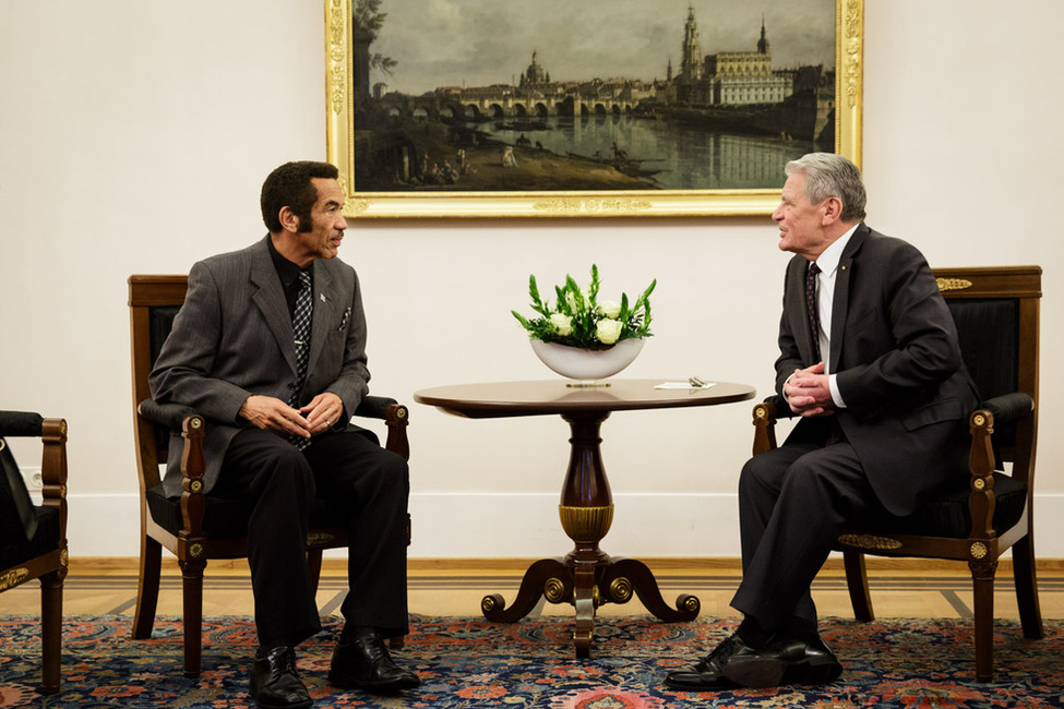 Bundespräsident Joachim Gauck beim Gespräch mit dem Präsidenten der Republik Botsuana, Seretse Khama Ian Khama, im Amtszimmer anlässlich seines Besuchs in Schloss Bellevue 