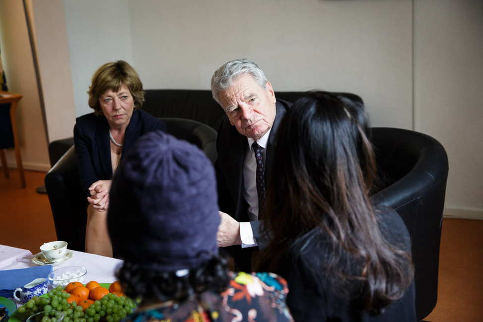 Bundespräsident Joachim Gauck und Daniela Schadt beim Austausch mit betroffenen Frauen zur Situation von Frauenhäusern in Deutschland