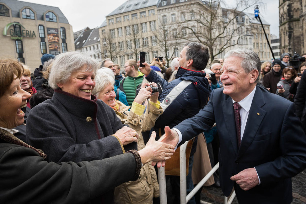 Bundespräsident Joachim Gauck bei der Begegnung mit Bürgerinnen und Bürgern beim Stadtrundgang durch die Innenstadt anlässlich seines Besuchs in der Bundesstadt Bonn 