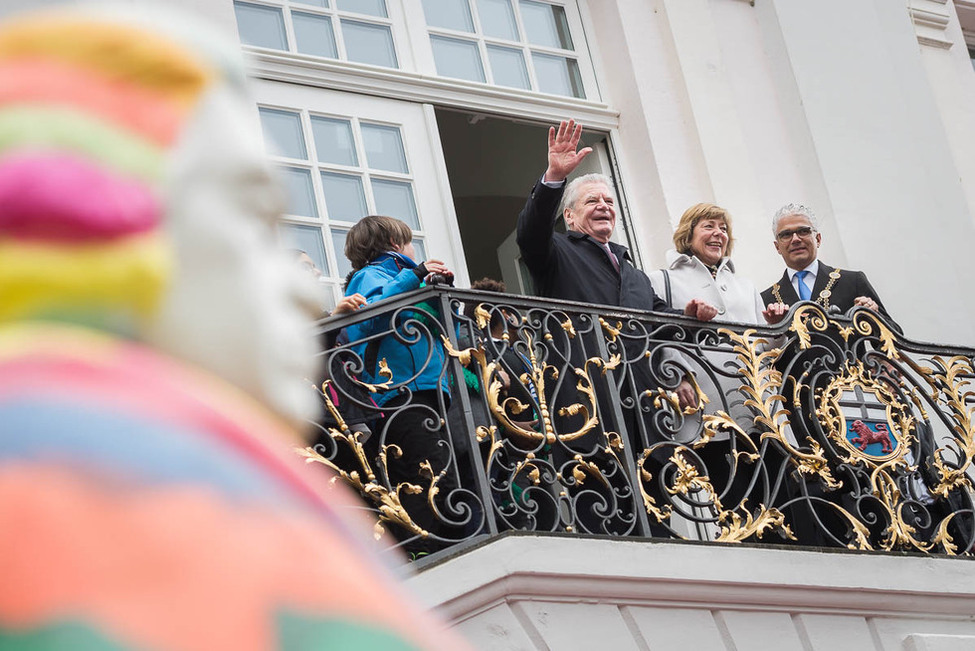 Bundespräsident Joachim Gauck und Daniela Schadt bei der Ankunft am Rathaus anlässlich des Mittagessens auf Einladung des Bonner Oberbürgermeisters, Ashok-Alexander Sridharan, bei ihrem Besuch in der Bundesstadt Bonn 