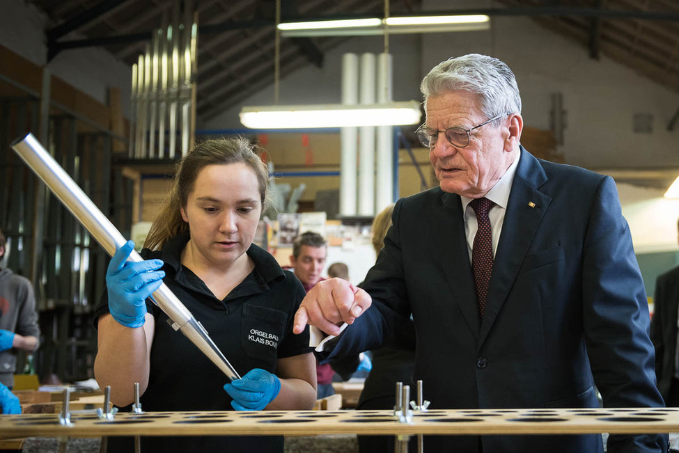 Bundespräsident Joachim Gauck beim Austausch mit Auszubildenden in der Windladenwerkstatt beim Rundgang durch die Firma Orgelbau Klais anlässlich seines Besuchs in der Bundesstadt Bonn 