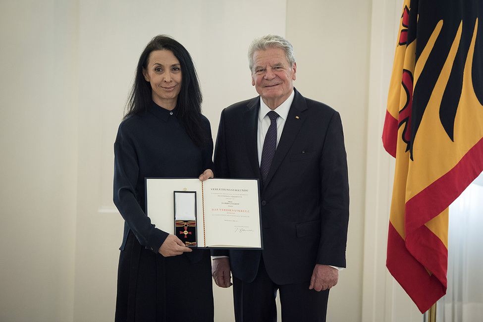 Bundespräsident Joachim Gauck zeichnet Shermin Langhoff mit dem Verdienstkreuz am Bande anlässlich der Verleihung des Verdienstordens zum Internationalen Frauentag im Großen Saal von Schloss Bellevue 