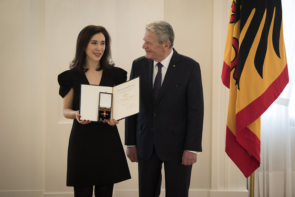 Bundespräsident Joachim Gauck zeichnet Sibel Kekilli mit dem Verdienstkreuz am Bande anlässlich der Verleihung des Verdienstordens zum Internationalen Frauentag im Großen Saal von Schloss Bellevue 