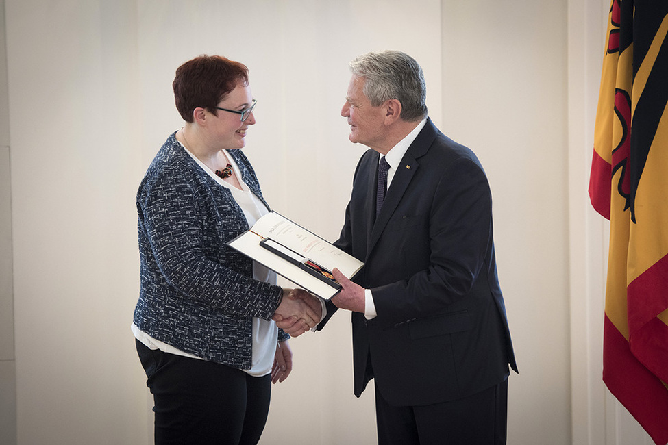 Bundespräsident Joachim Gauck zeichnet Linda Weber mit der Verdienstmedaille für ihr Engagement im Kampf gegen Multiple Sklerose aus anlässlich der Verleihung des Verdienstordens zum Internationalen Frauentag im Großen Saal von Schloss Bellevue 