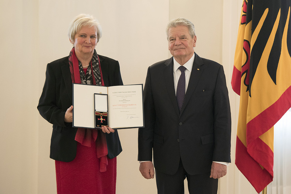 Bundespräsident Joachim Gauck zeichnet Mathilde Höhlein mit dem Verdienstkreuz am Bande für ihren Einsatz in der Flüchtlingsarbeit aus anlässlich der Verleihung des Verdienstordens zum Internationalen Frauentag im Großen Saal von Schloss Bellevue 