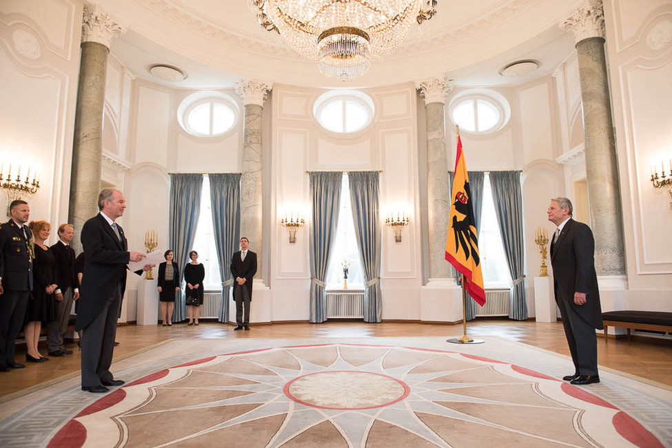 Bundespräsident Joachim Gauck empfängt das Beglaubigungsschreiben von Per Thöresson aus dem Königreich Schweden im Langhanssaal anlässlich der Akkreditierung von Botschaftern