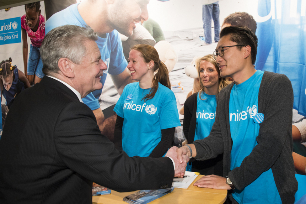 Bundespräsident Joachim Gauck bei der Begegnung mit Mitarbeiterinnen und Mitarbeitern des Kinderhilfswerks der Vereinten Nationen UNICEF im Foyer der Berliner Philharmonie anlässlich des Benefizkonzerts des Bundespräsidenten in Berlin 