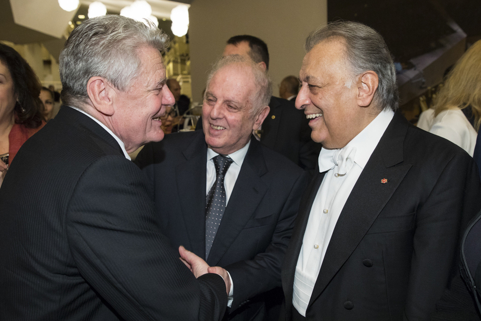 Bundespräsident Joachim Gauck beim Austausch mit dem Dirigenten Zubin Mehta und Daniel Barenboim anlässlich des Benefizkonzerts des Bundespräsidenten in Berlin zugunsten des Kinderhilfswerks der Vereinten Nationen UNICEF