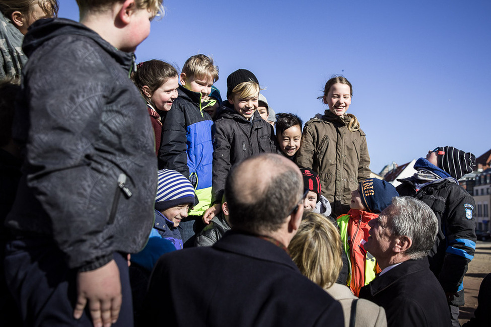 Bundespräsident Joachim Gauck und Daniela Schadt beim Stadtrundgang durch die Innenstadt der Hansestadt Wismar anlässlich des Besuchs in Mecklenburg-Vorpommern unter dem Motto 'Verantwortung vor Ort'