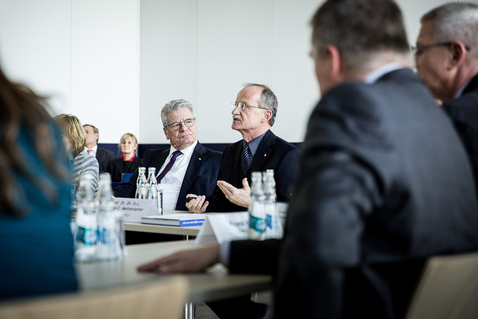 Bundespräsident Joachim Gauck beim Gespräch im Friedrich-Loeffler-Institut auf der Insel Riems anlässlich des Besuchs in Mecklenburg-Vorpommern unter dem Motto 'Verantwortung vor Ort'