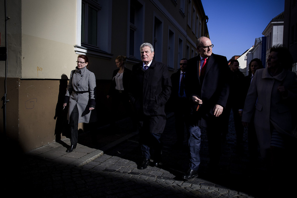 Bundespräsident Joachim Gauck beim Stadtrundgang durch Stralsund mit Ministerpräsident Erwin Sellering anlässlich des Besuchs in Mecklenburg-Vorpommern unter dem Motto 'Verantwortung vor Ort'