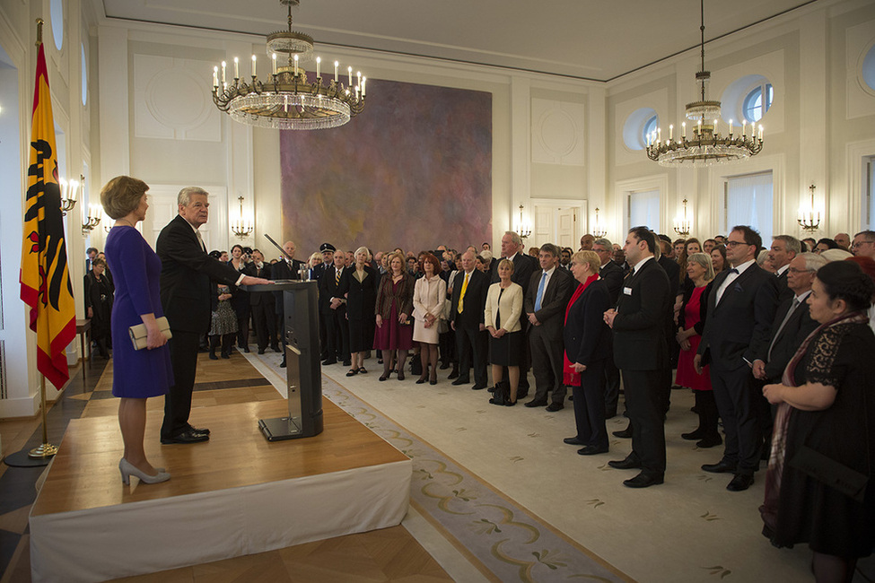 Joachim Gauck begrüßt geladene Bürgerinnen und Bürger bei einem Empfang im Großen Saal anlässlich des Großen Zapfenstreiches zur Verabschiedung von Bundespräsident Joachim Gauck