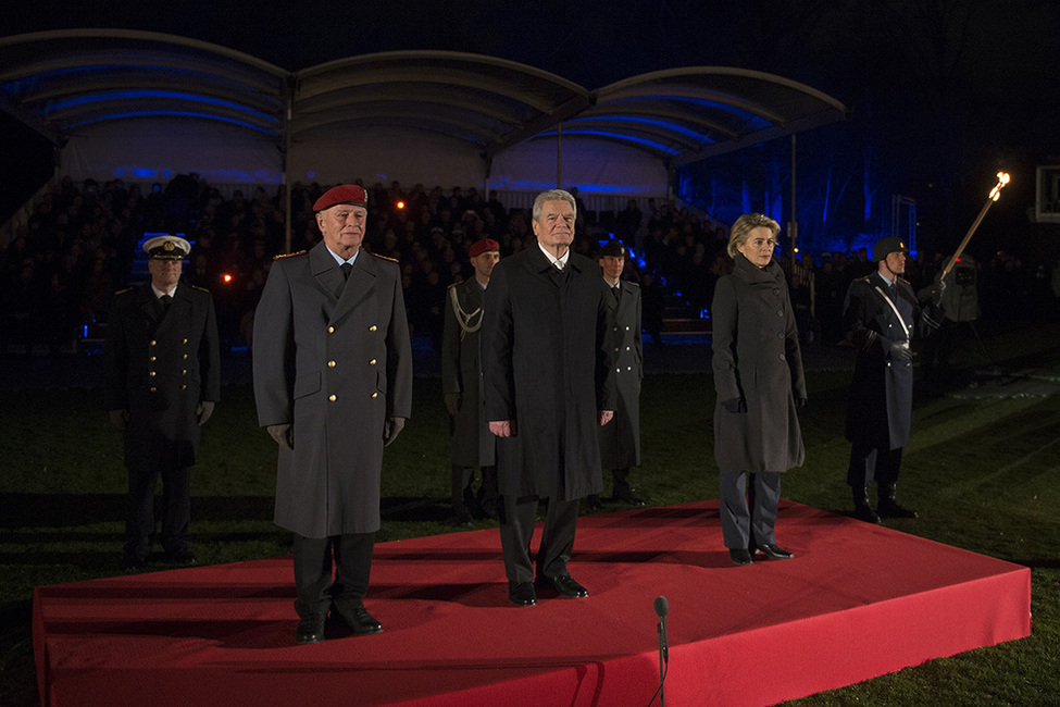 Aufmarsch des Großen Zapfenstreiches anlässlich der Verabschiedung von Bundespräsident Joachim Gauck mit dem Großen Zapfenstreich