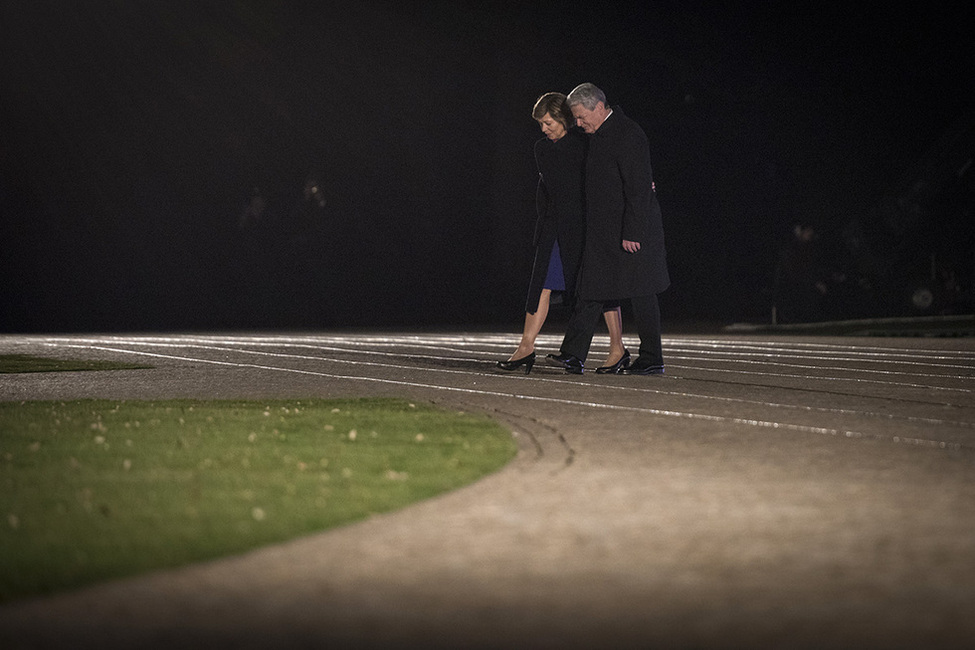 Ende des Großen Zapfenstreiches im Schlosspark anlässlich der Verabschiedung von Bundespräsident Joachim Gauck mit dem Großen Zapfenstreich