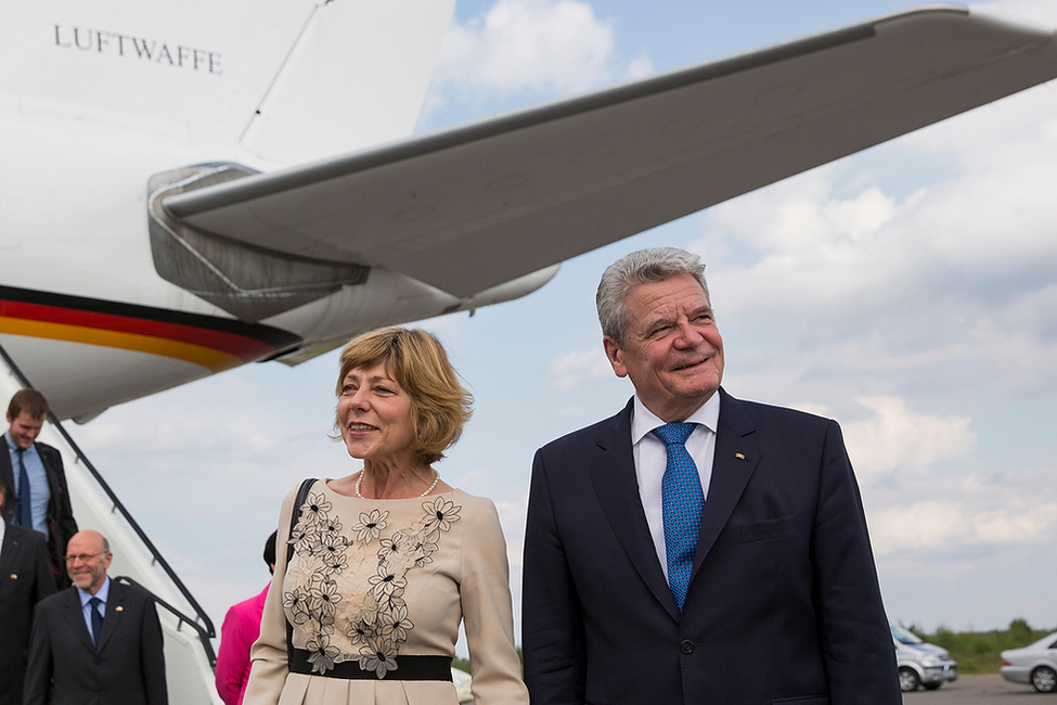 Bundespräsident Joachim Gauck mit Daniela Schadt bei der Ankunft auf einem Flughafen (Archivbild)