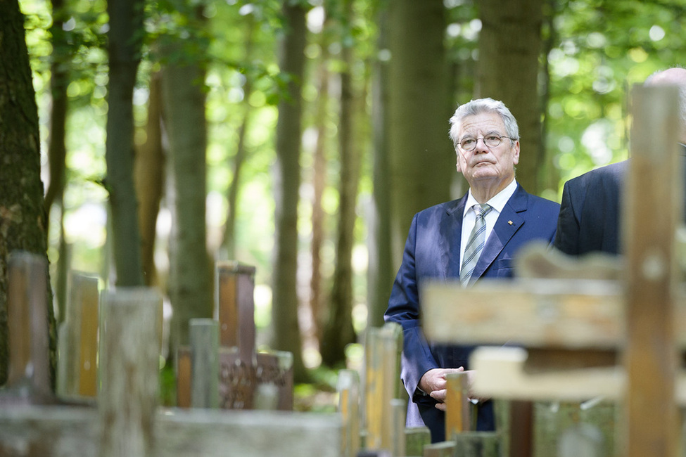 Bundespräsident Joachim Gauck in stillem Gedenken (Archivbild)