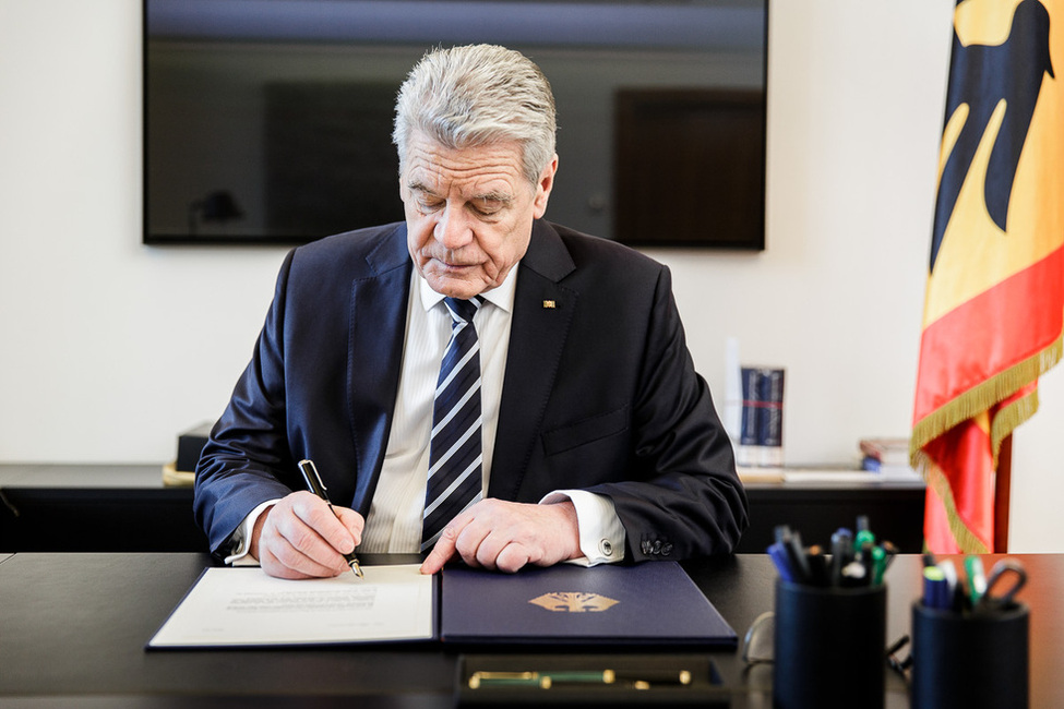 Bundespräsident Joachim Gauck unterschreibt eine Kondolenz (Archivbild)