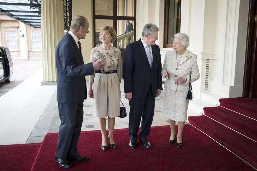 Bundespräsident Joachim Gauch und Daniela Schadt im Austausch mit der britischen Königin Elizabeth II und Herzog Philipp von Edinburgh (Archivbild)