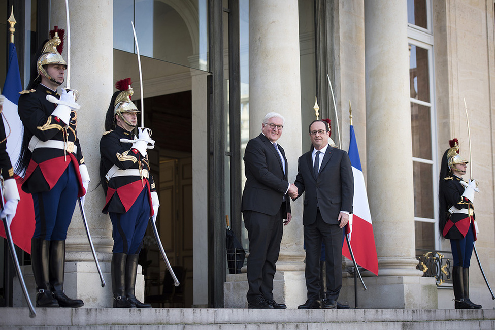 Federal President Frank-Walter Steinmeier is welcomed with military honours by the President of the French Republic, François Hollande, in the Élysée Palace in Paris during his first official visit to France