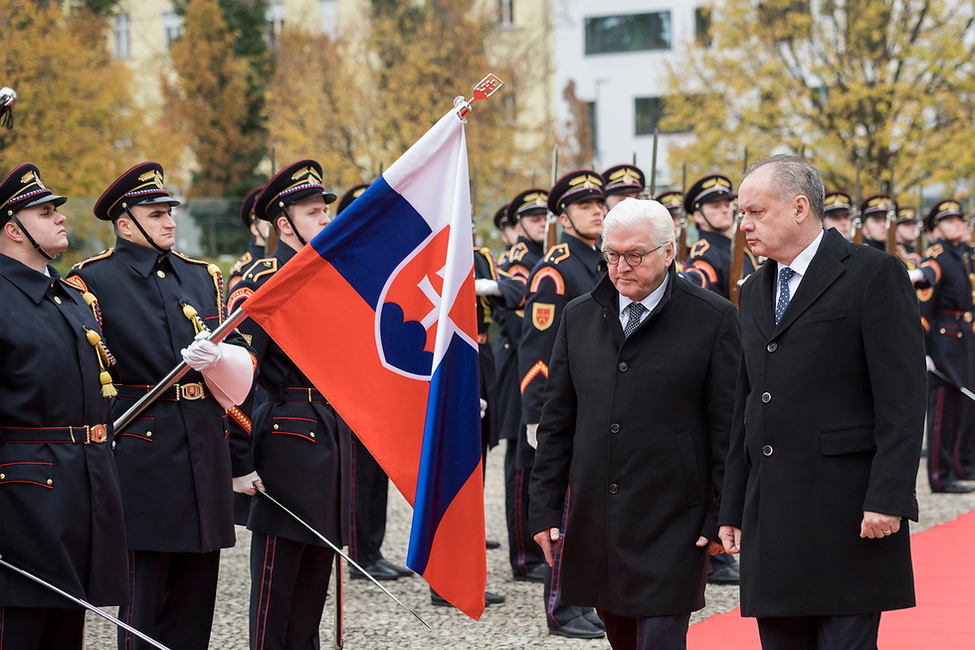 Federal President Frank-Walter Steinmeier is welcomed with military honors by the Slovak President, Andrej Kiska, at the Presidential Palace in Bratislava on the occasion of his first official visit to the Slovak Republic