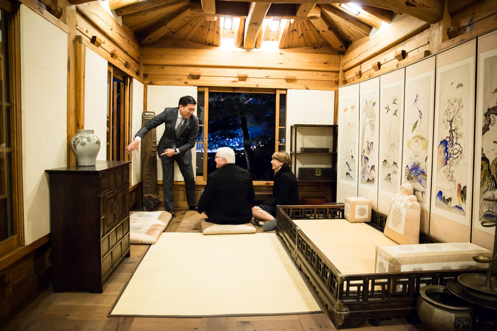 Federal President Frank-Walter Steinmeier and Elke Büdenbender are led through the Korea Furniture Museum in Seoul by Joshua Park, Director for strategic planning