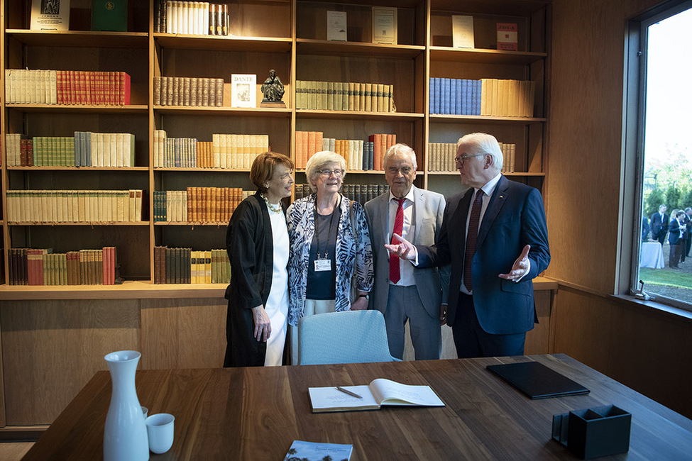 Federal President Frank-Walter Steinmeier and Elke Büdenbender are guided through the former study of writer Thomas Mann by grandchild Fridolin Mann and his wife during the opening of the Thomas Mann House in Los Angeles 