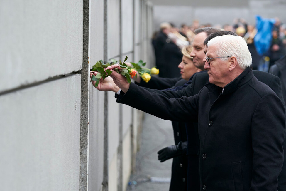 Federal President Frank-Walter Steinmeier, together with the Presidents of Poland, Slovakia, the Czech Republic and Hungary, leave roses at the hinterland securing wall