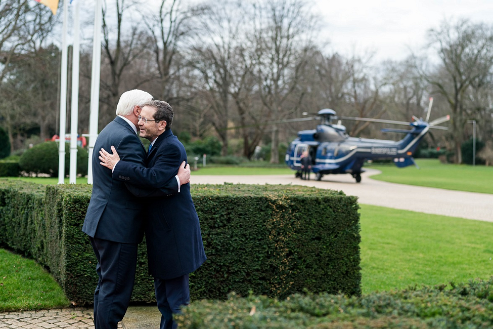 Federal President Frank-Walter Steinmeier hugs the President of the State of Israel, Isaac Herzog, in greeting