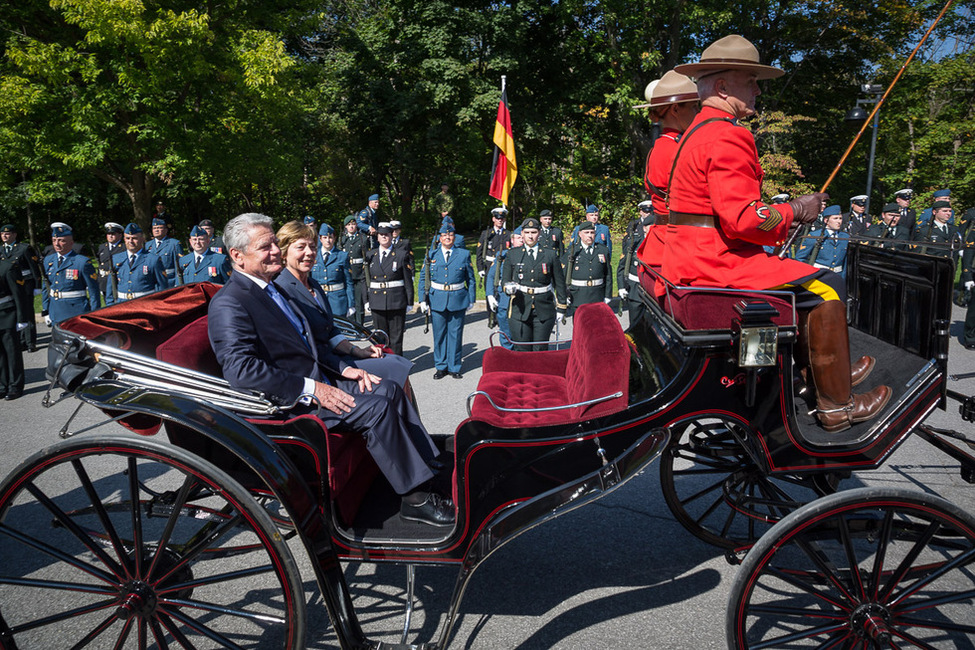 Federal President Joachim Gauck is received with military honours in Ottawa by David Lloyd Johnston, Governor General and Commander-in-Chief of Canada