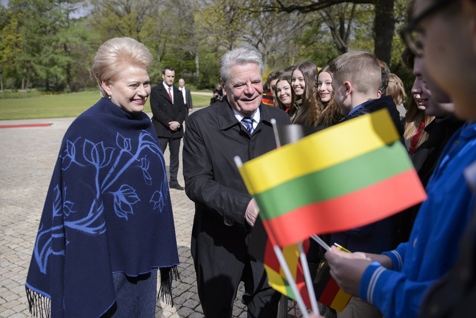 Federal President Joachim Gauck welcomed Dalia Grybauskaitė, President of the Republic of Lithuania, to Germany for a state visit