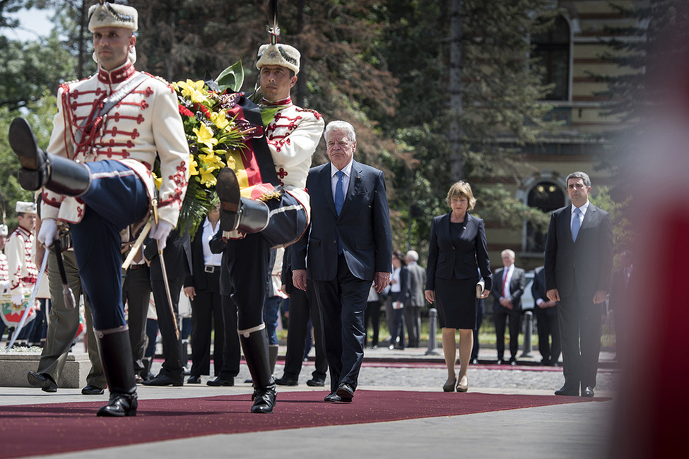 Federal President Joachim Gauck and Daniela Schadt are welcomed with military honours by the President of the Republic of Bulgaria, Rosen Plevneliev, on Alexander Nevski Square in Sofia on the occasion of the visit to the Republic of Bulgaria 