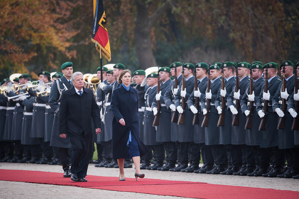 Federal President Joachim Gauck welcomed Kersti Kaljulaid, President of the Republic of Estonia, with military honours at Schloss Bellevue on the occasion of her first official visit