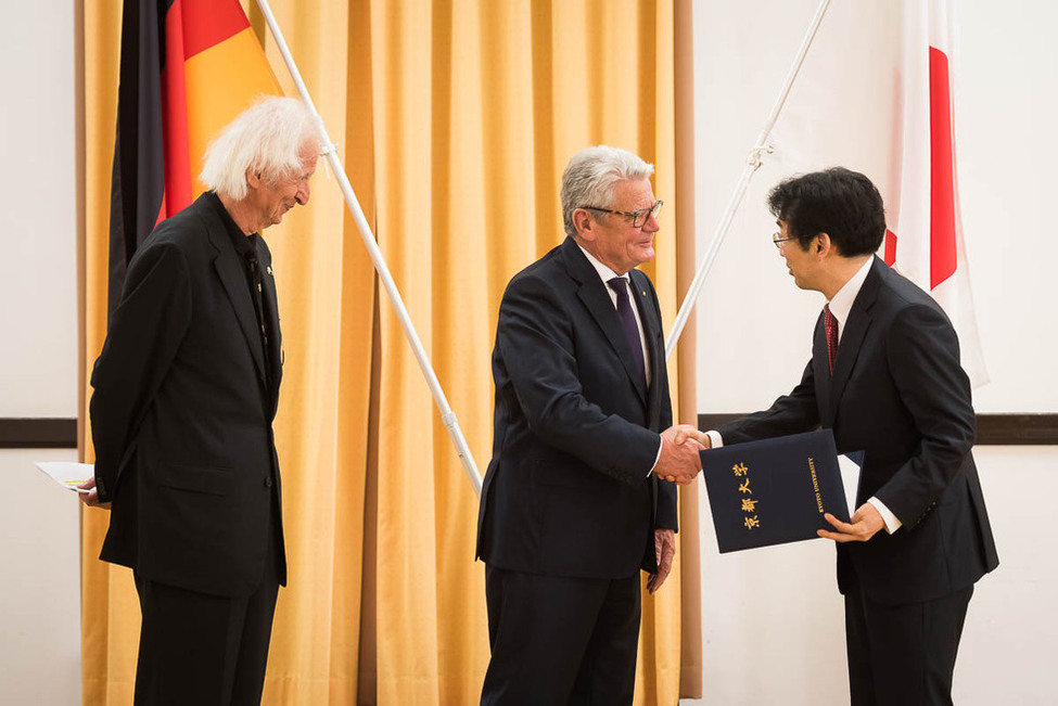 Federal President Joachim Gauck at the presentation of the Philipp Franz von Siebold Prize 2016 to Professor Takeshi Kawasaki on the occasion of the official visit to Japan 