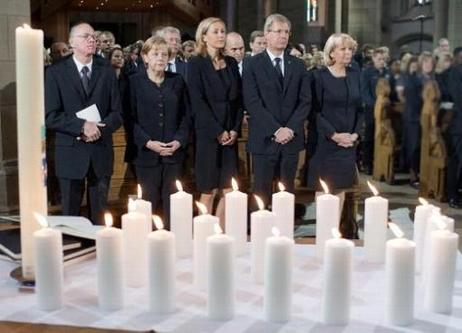 Norbert Lammert, Angela Merkel, Bettina Wulff, Christian Wulff und Hannelore Kraft bei der Trauerfeier in der Duisburger Salvatorkirche